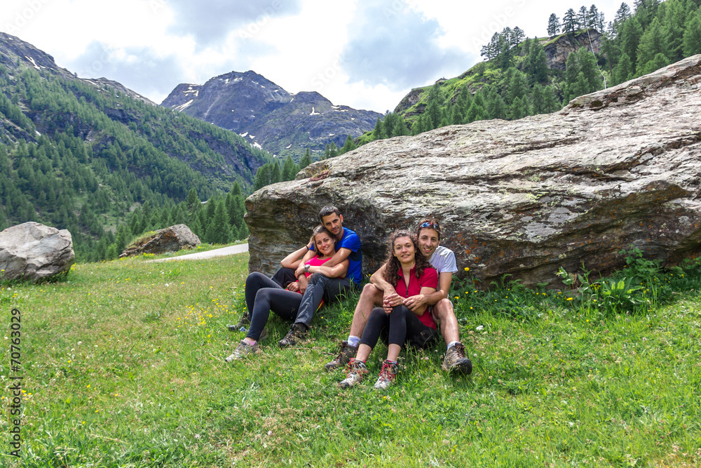 Fototapeta premium Giovani amici in montagna
