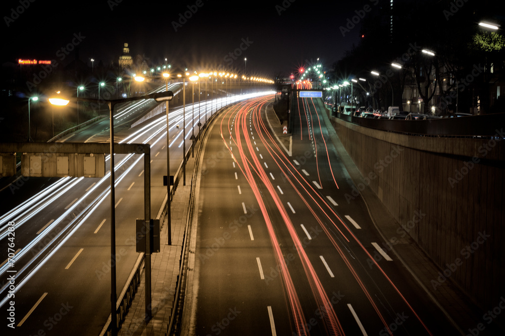 Fototapeta premium Autobahnverkehr bei Nacht