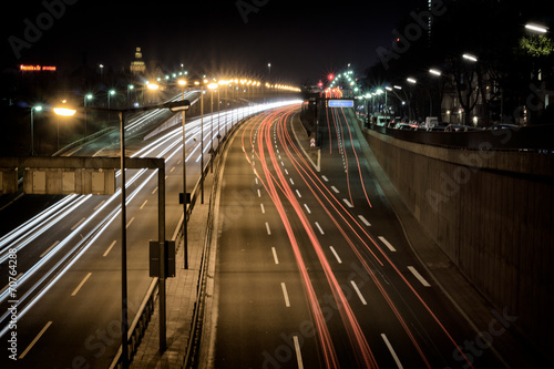 Autobahnverkehr bei Nacht