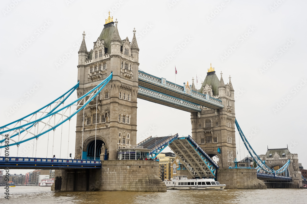 Obraz premium Schiff fährt unter geöffneter Tower Bridge auf der Themse