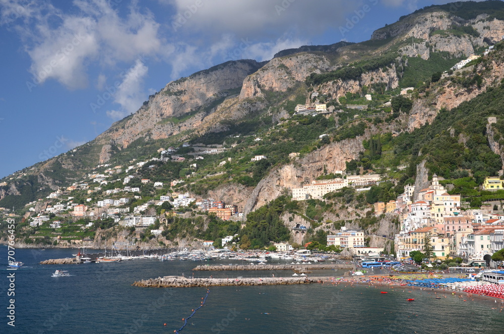 Malowniczy widok kurortu Amalfi w południowych Włoszech