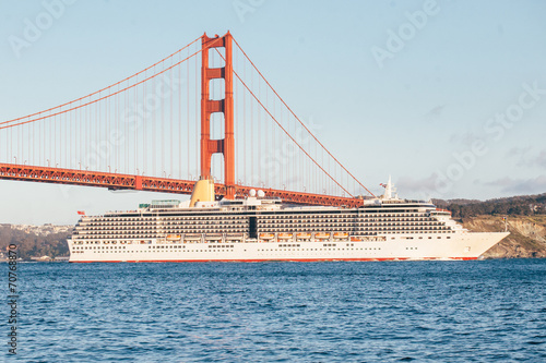 Cruise ship and golden gate bridge © shoenberg3
