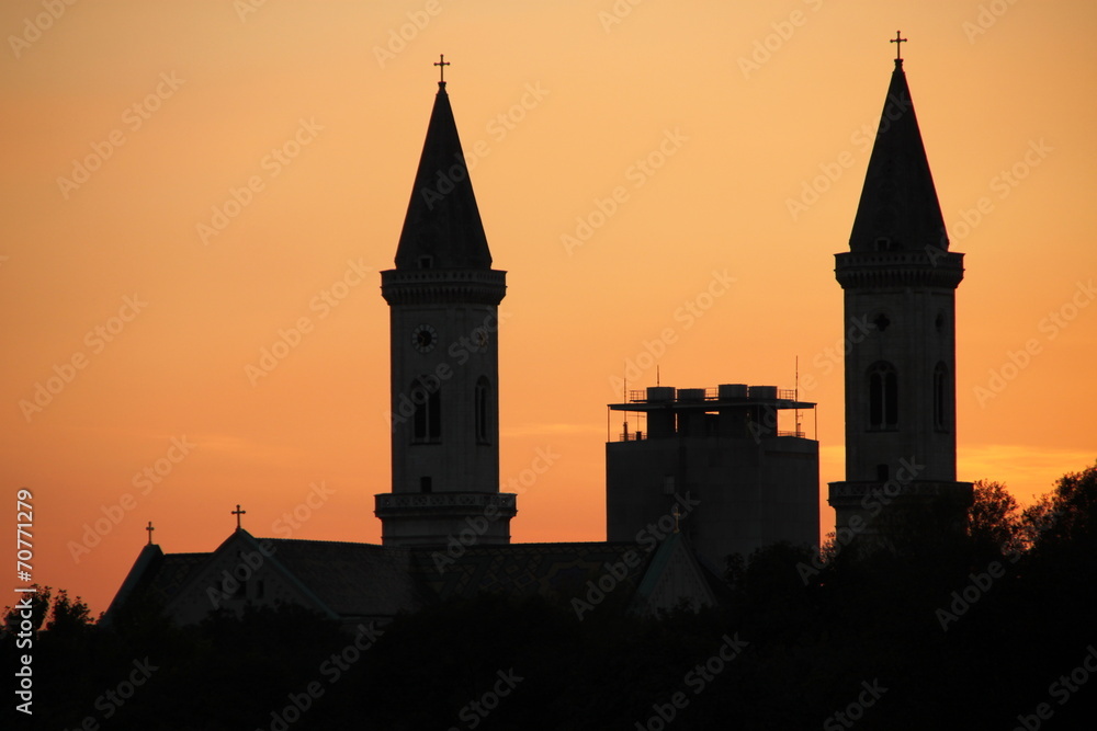 Türme der Ludwigskirche in München bei Sonnenuntergang