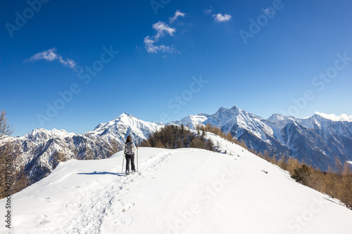 Ragazza ciaspola su cresta in montagna