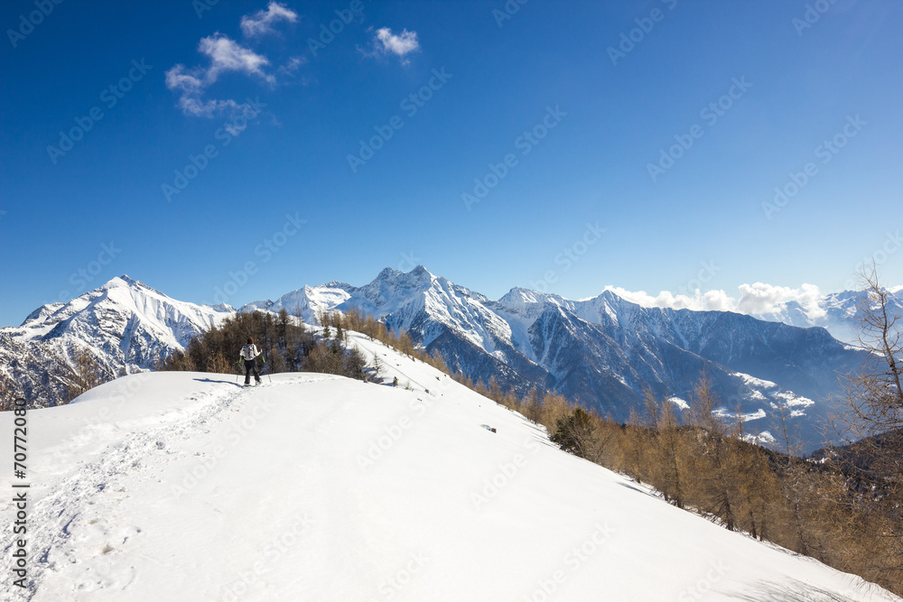 Obraz premium Ragazza ciaspola su cresta in montagna
