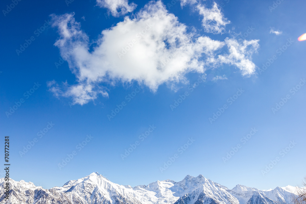 Nuvola e paesaggio di montagna