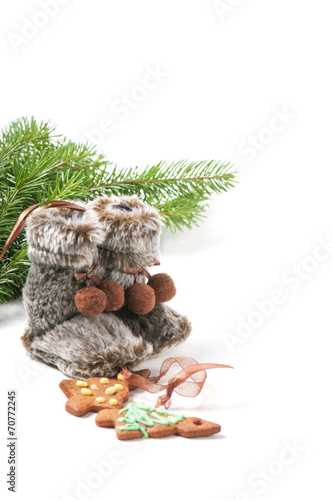 Fototapeta Naklejka Na Ścianę i Meble -  Fur boots, christmas tree and ginger cookies