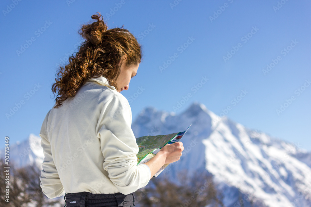Ragazza guarda mappa con paesaggio invernale Stock Photo Adobe Stock