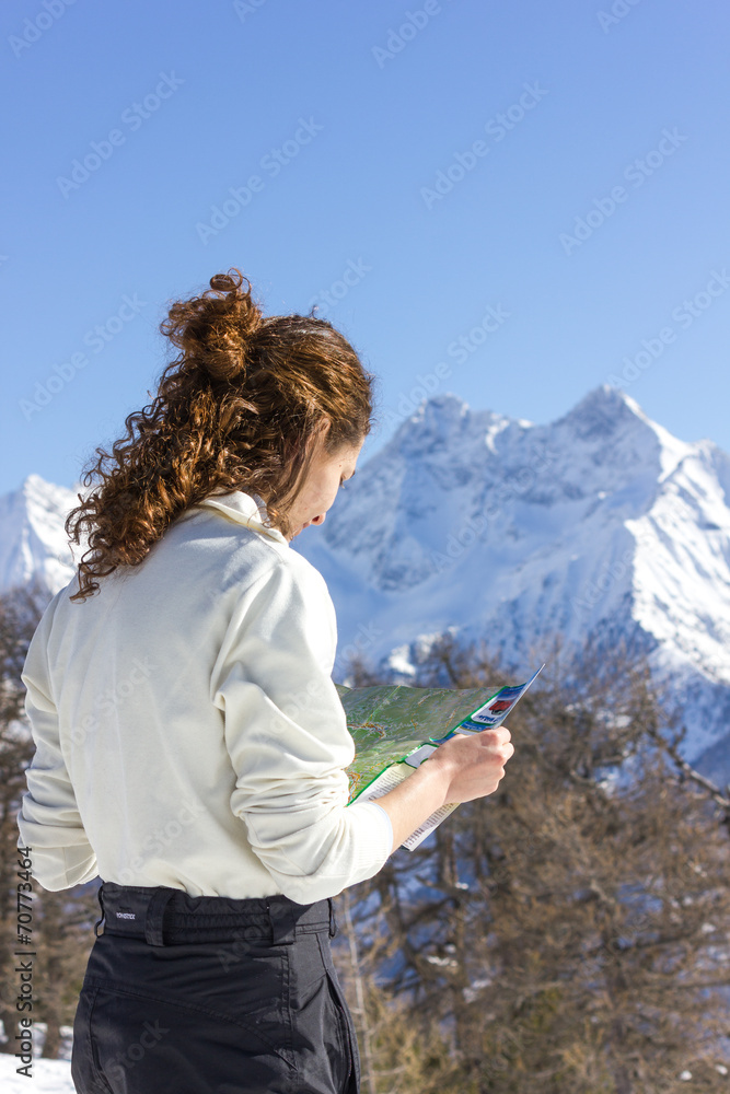 Ragazza guarda mappa con paesaggio invernale Stock Photo Adobe Stock