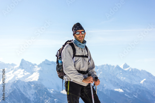 Ragazzo osserva panorama in montagna con neve