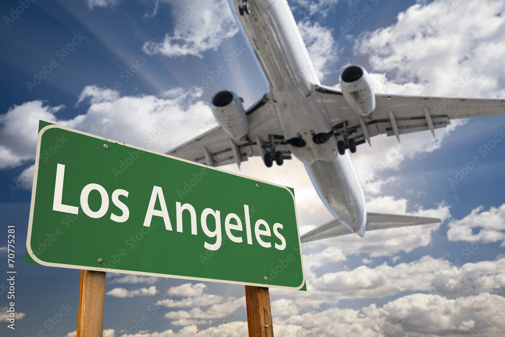 Fototapeta premium Znak drogowy Green w Los Angeles i samolot powyżej