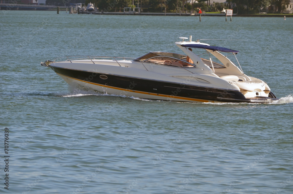 Obraz premium Luxurious Cabin Cruiser