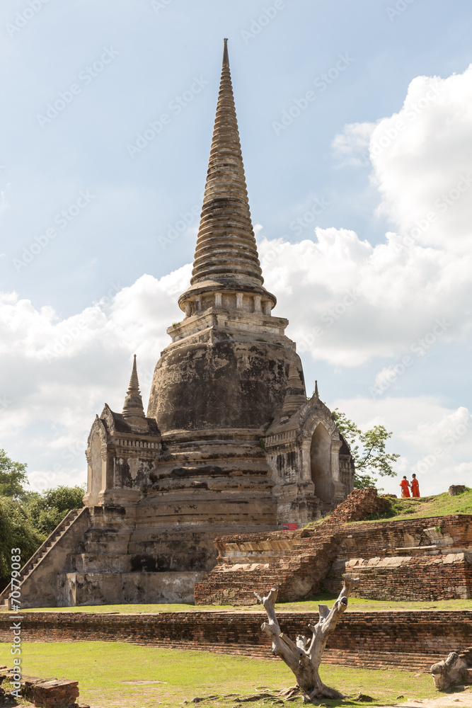 Fototapeta premium Monks visiting Ayutthaya ruin