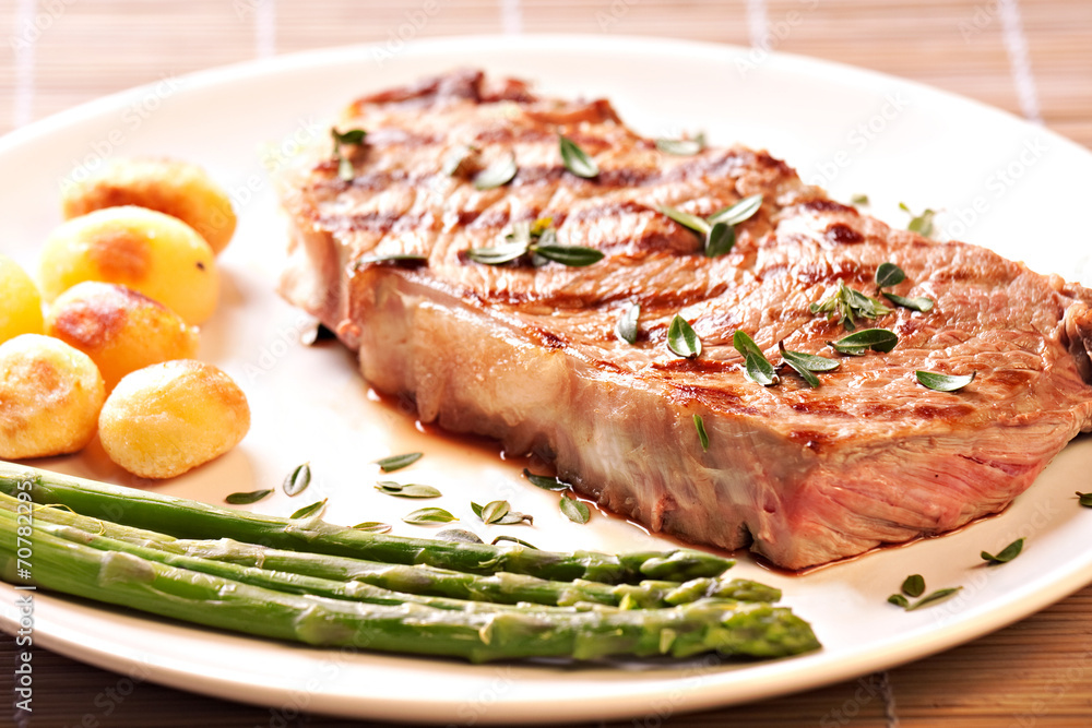 Steak with asparagus and potateos Steak with asparagus and potateos