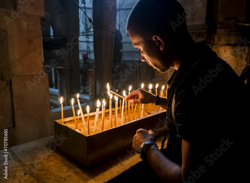 Fotografie The pilgrims lit candles at the Church of the Holy Sepulchre in