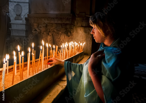 Fototapeta The pilgrims lit candles at the Church of the Holy Sepulchre in