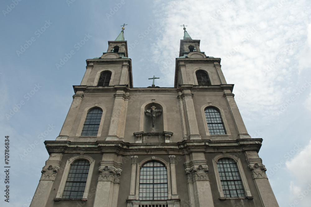 Kościelna fasada z wieżami