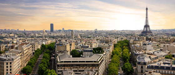Papier peint photo Paris Tour Eiffel sous ciel parisien  © Phil_Good