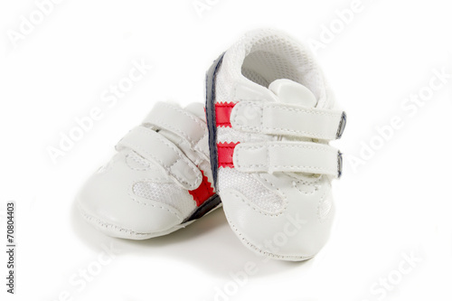 scarpe da tennis per neonato su sfondo bianco photo