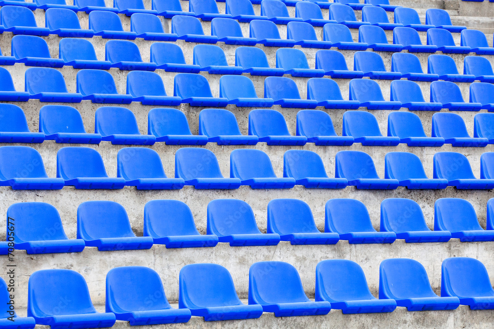 Fototapeta premium plastikowe niebieskie siedzenia na stadionie piłkarskim