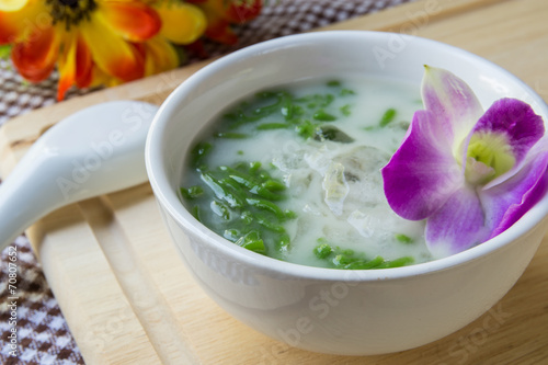 Lod chong, rice noodles made of rice eaten with coconut cream