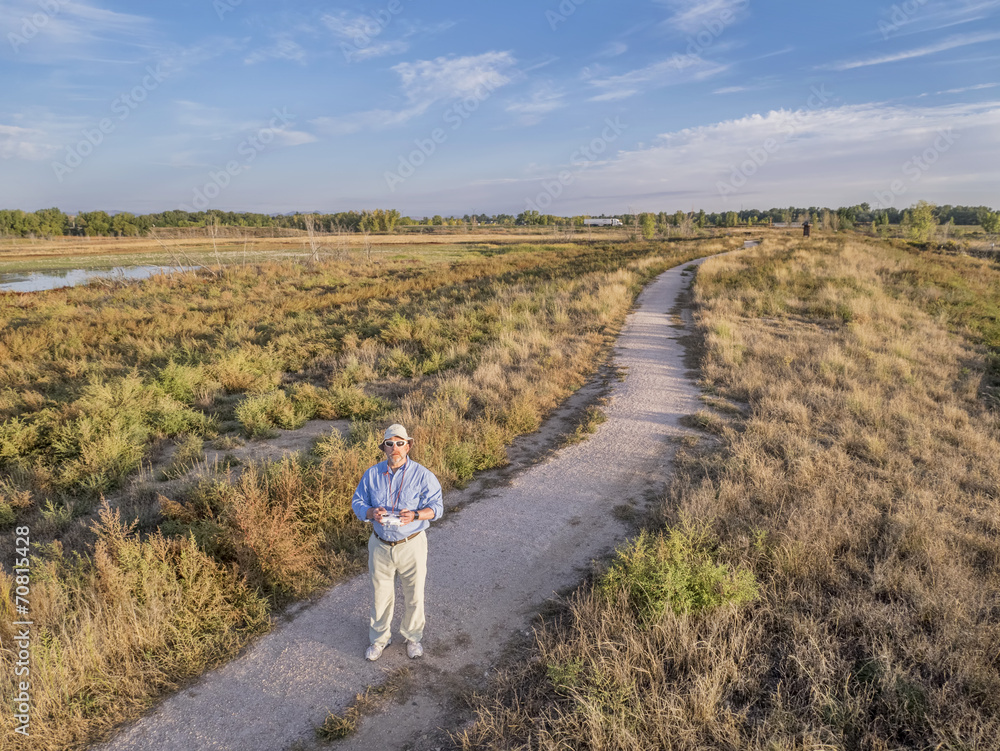 Obraz premium senior pilot flying a drone