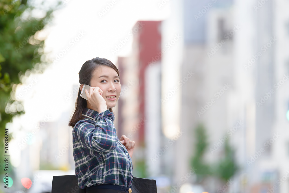 街角で電話する女性