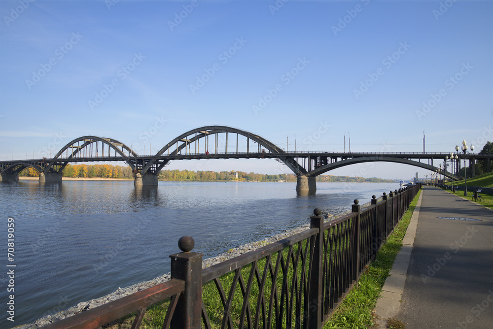 Fototapeta premium Сентябрьский день на Волжской набережной. Рыбинск