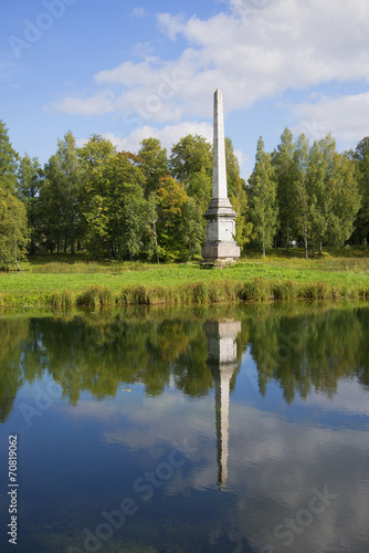 Вид на Чесменский обелиск ранней осенью. Гатчина