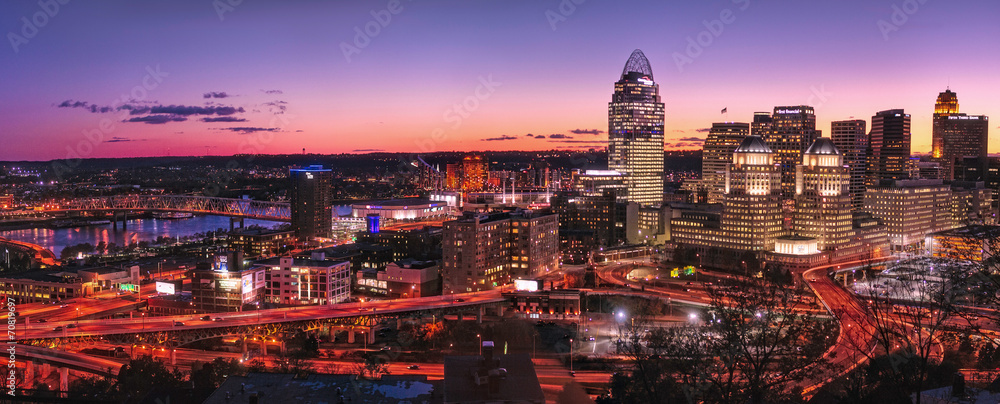 Obraz premium Panoramę Cincinnati w nocy