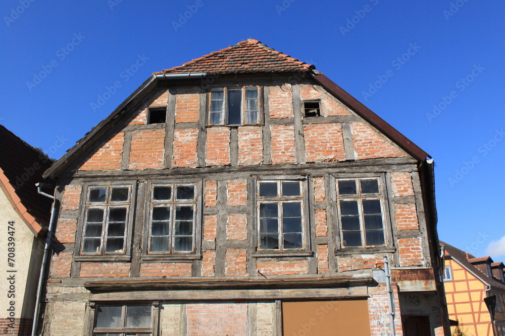 Obraz premium Leerstehendes Fachwerkhaus in Plau am See