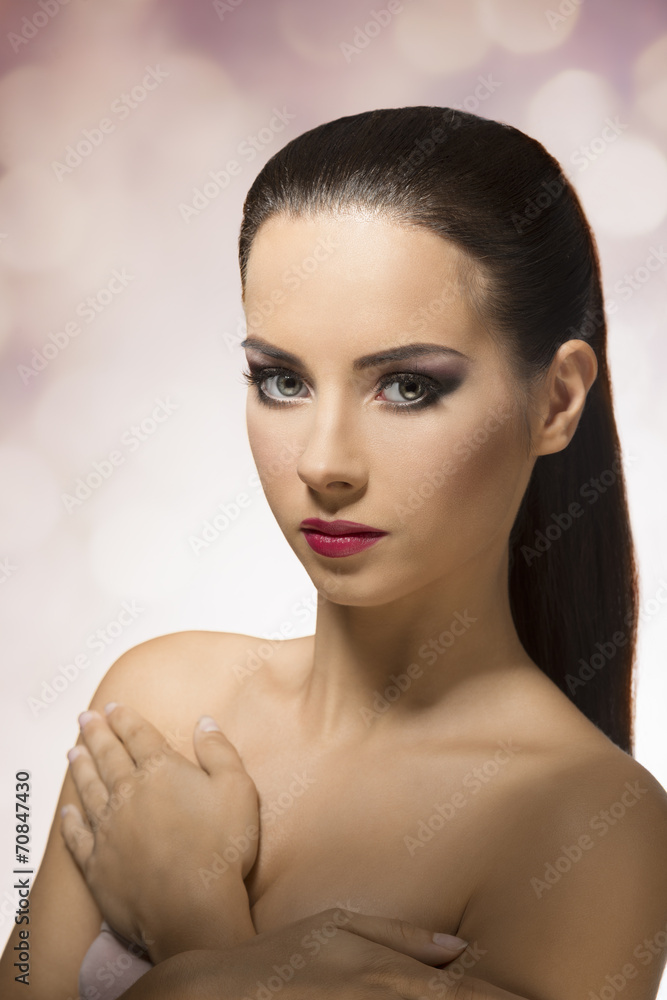 Brunette girl with a ponytail looking in mamera