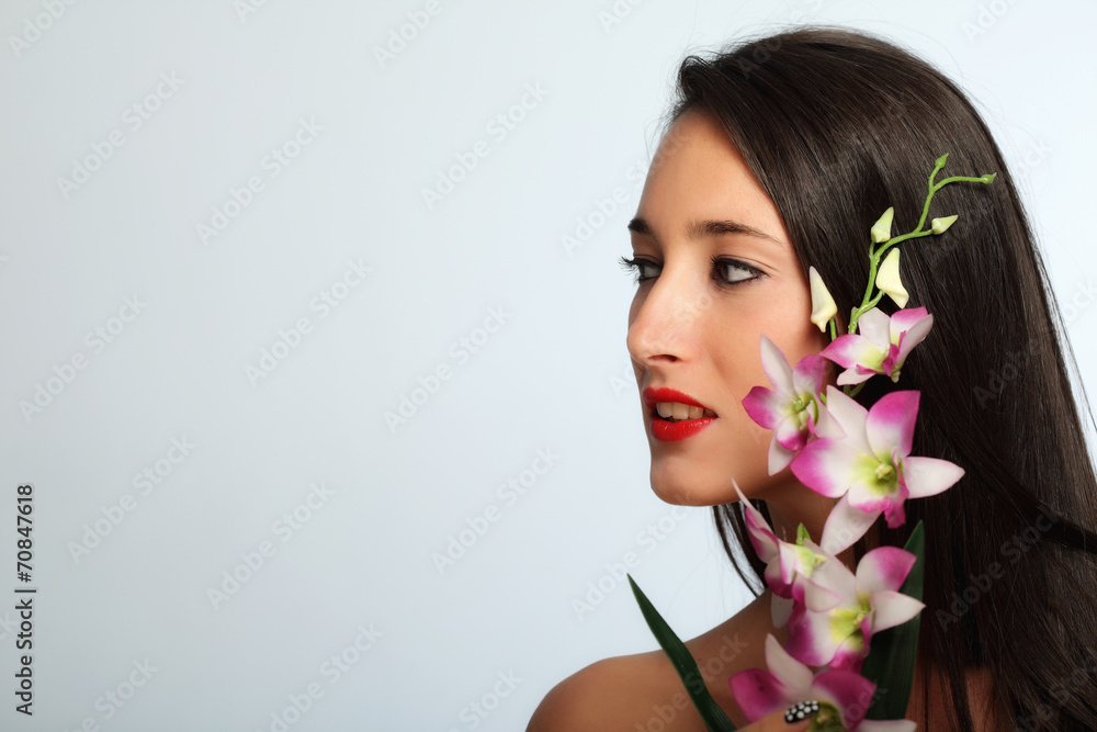 Fototapeta premium Ritratto di ragazza con orchidea