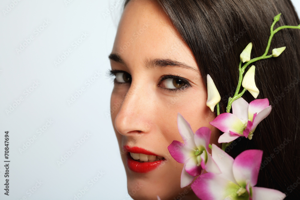 Ritratto di ragazza con orchidea