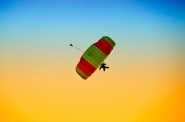 Fotobehang Luchtsport Parachute glijdt door azuurblauwe lucht  © fgnopporn