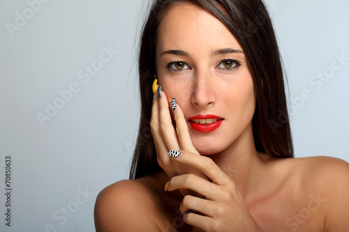 Ritratto di ragazza con unghie colorate