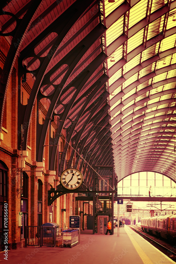 Modern building London King's Cross Station - obrazy, fototapety, plakaty 