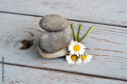 Zen stenen  met bloemen op oud hout. photo