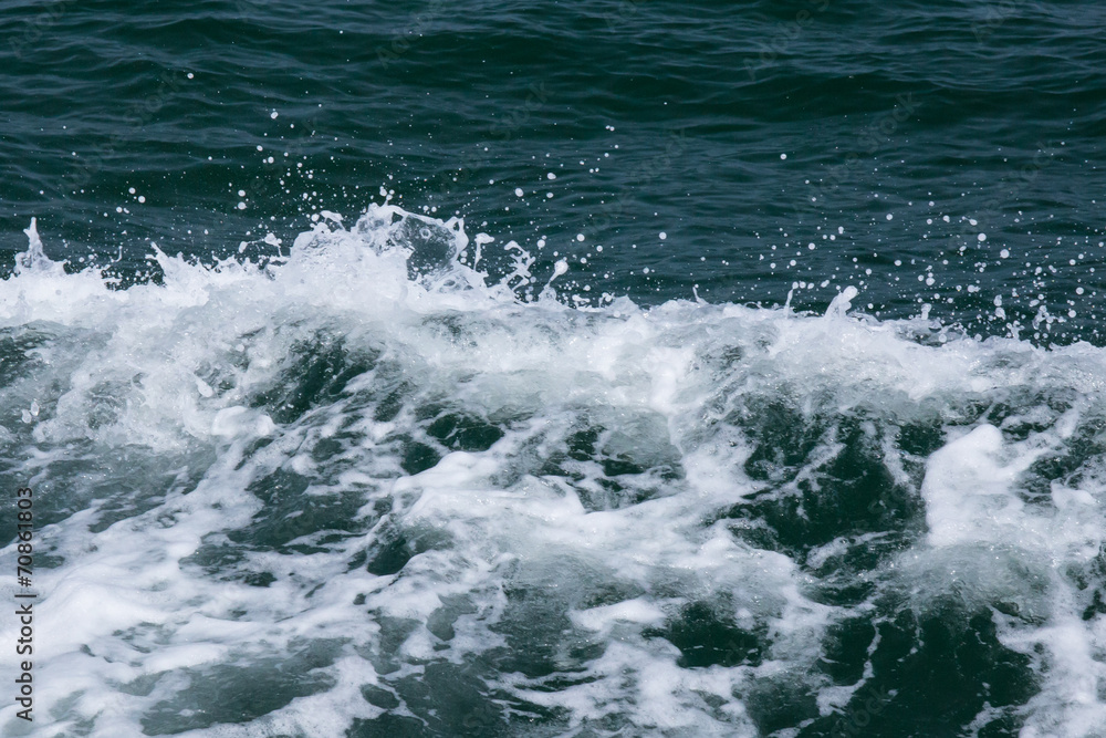 The sea and the waves, Wave caused by cruise ship.