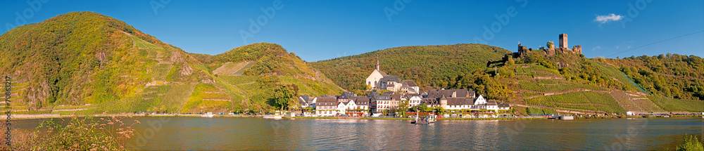 Panorama von Beilstein an der Mosel mit Burg Metternich Panorama von Beilstein an der Mosel mit Burg Metternich