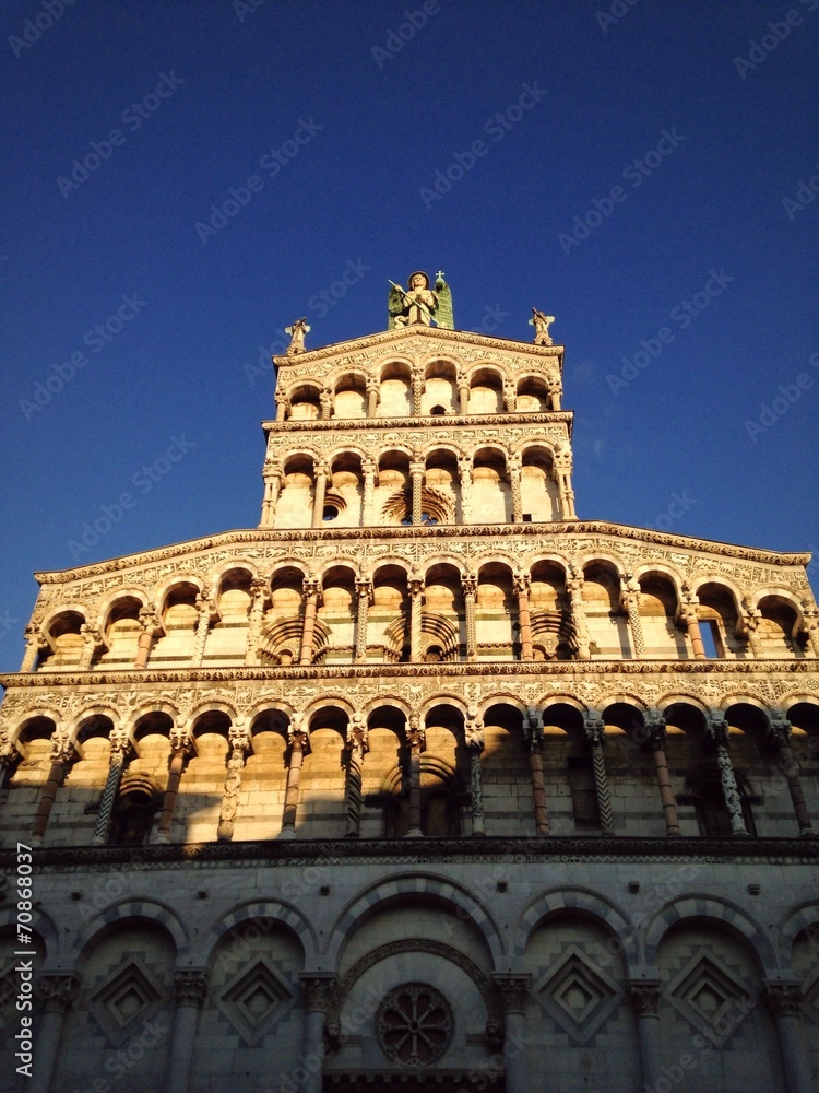 Naklejka premium Facciata della Chiesa di San Michele a Lucca con cielo limpido