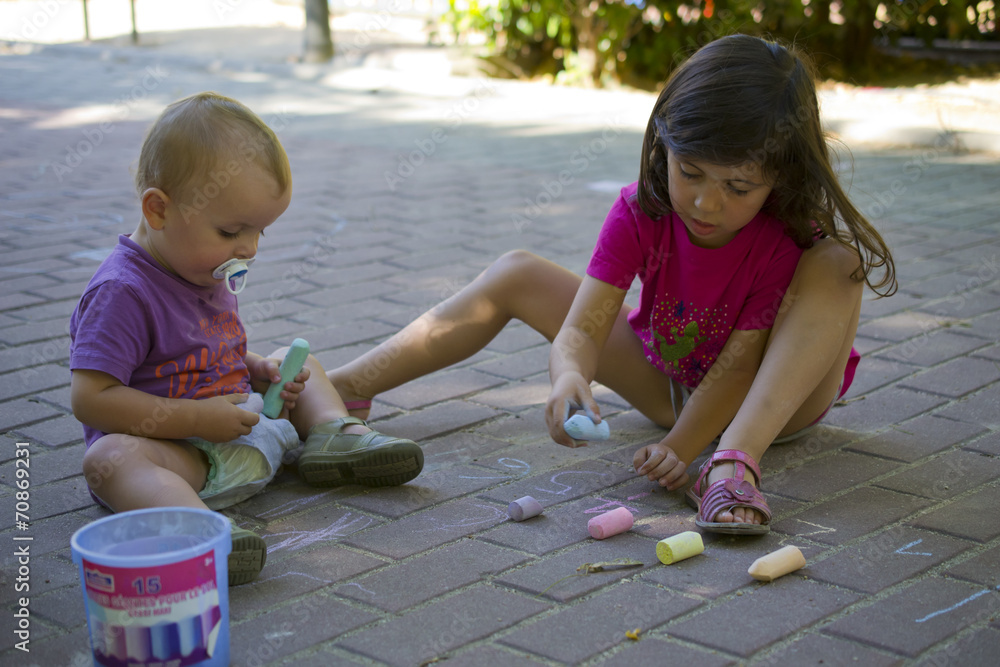 Fototapeta premium Two brothers drawing with chalk