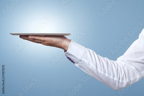 Arm und Hand halten Tablet als Tablett zum servieren photo