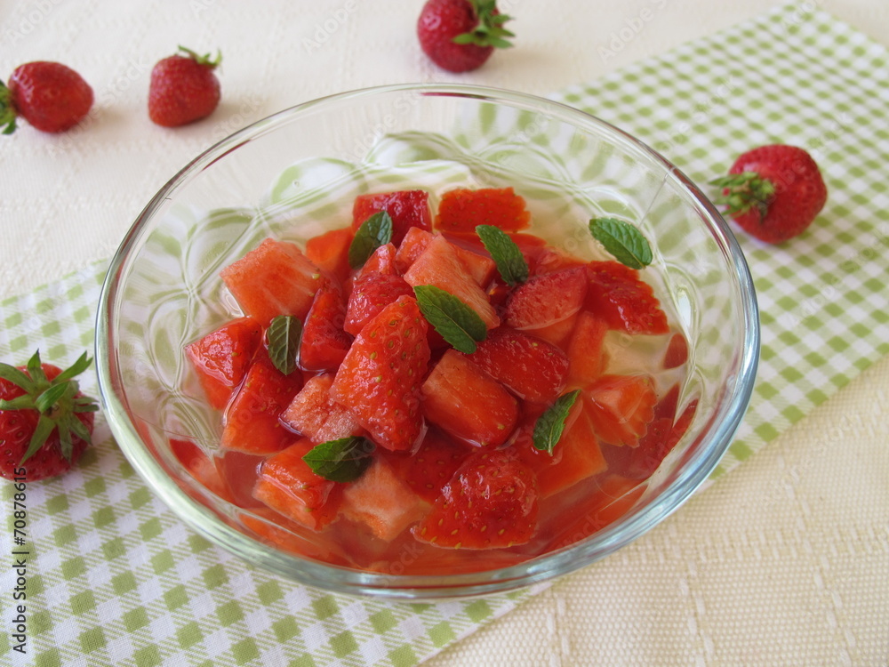 Bowle mit Erdbeeren und frischer Minze Bowle mit Erdbeeren und frischer Minze