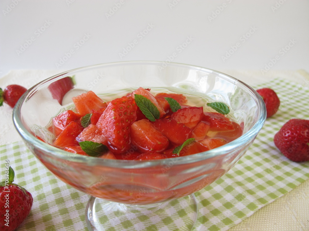 Bowle mit Erdbeeren und frischer Minze Bowle mit Erdbeeren und frischer Minze