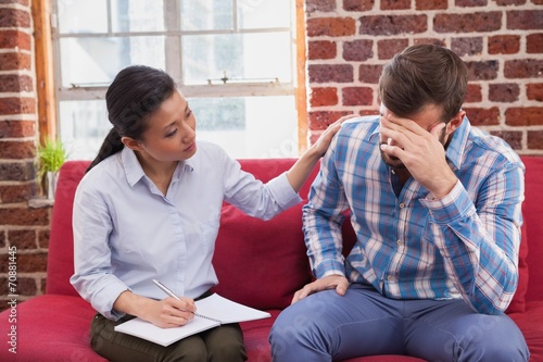 Foto Therapist comforting her upset patient