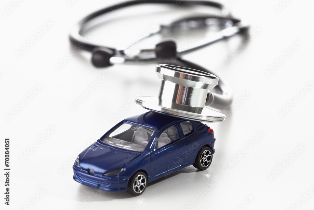 KFZ, Auto, Modellauto, Stethoskop, weisser Hintergrund Stock Photo