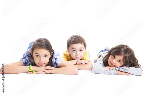 bambini sdraiati a terra photo