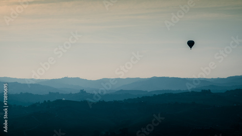 Mongolfiera in volo sulle colline delle Langhe