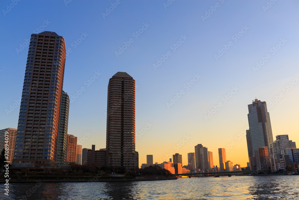 Naklejka premium Okawabata Rivercity 21 in Tokyo at dusk